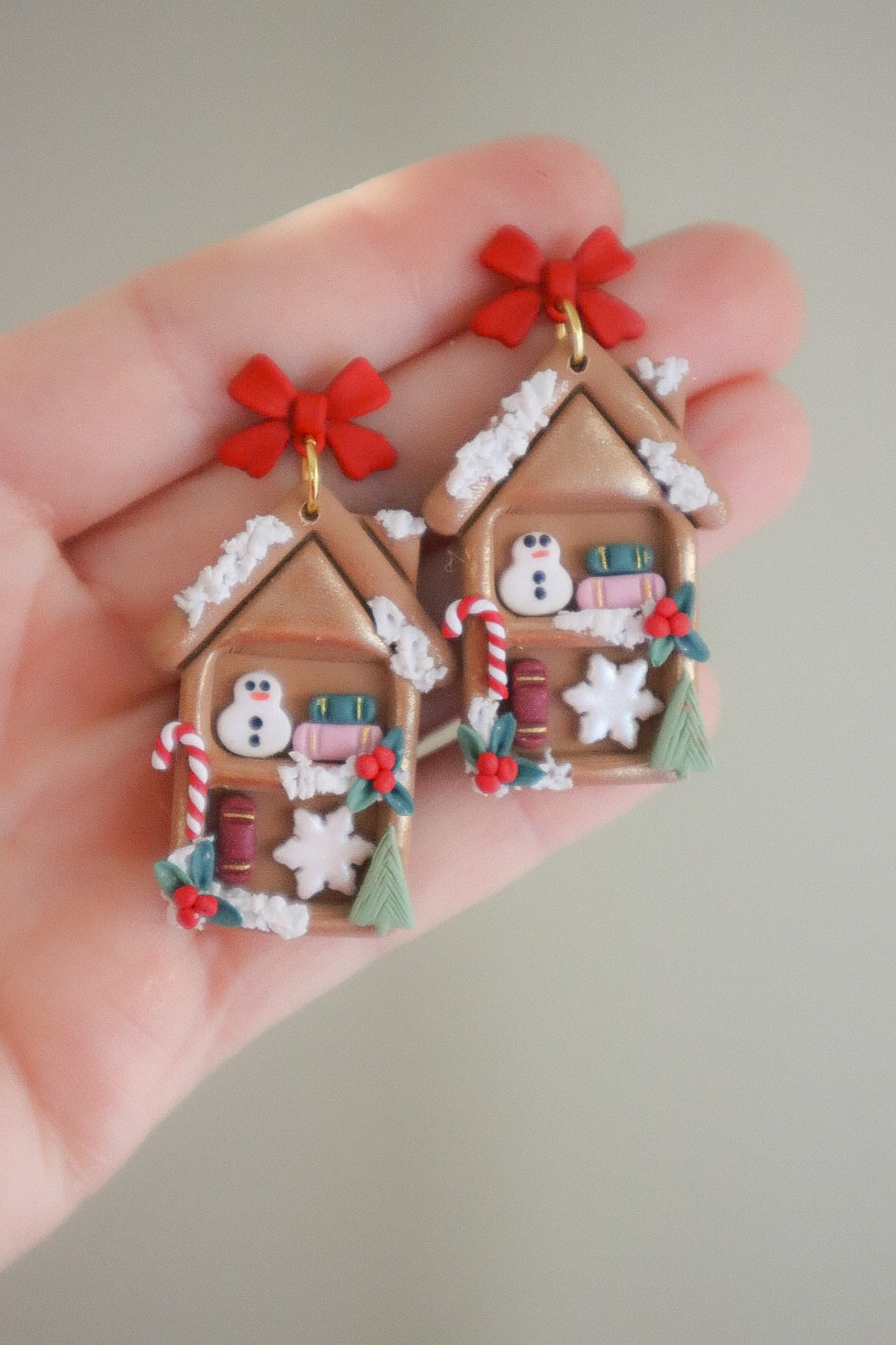 Holiday Gingerbread House Bookshelf