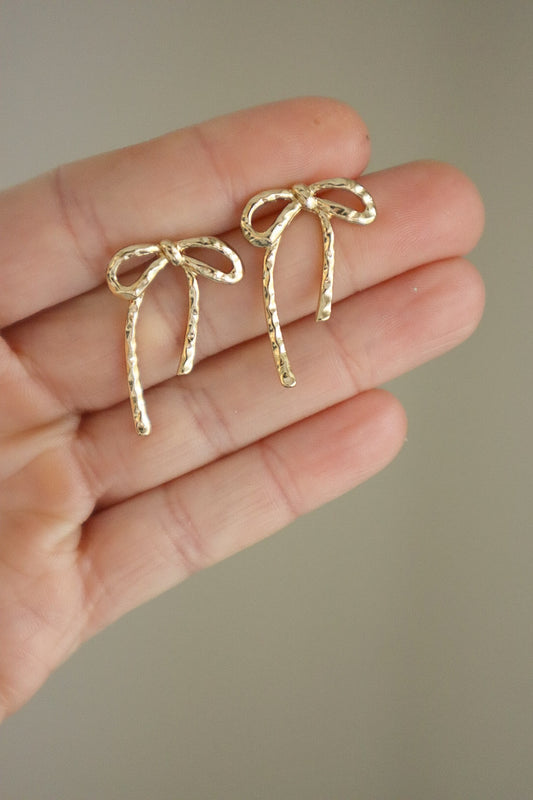 VALENTINE’S DAY BOUTIQUE | Floppy Ribbon Studs