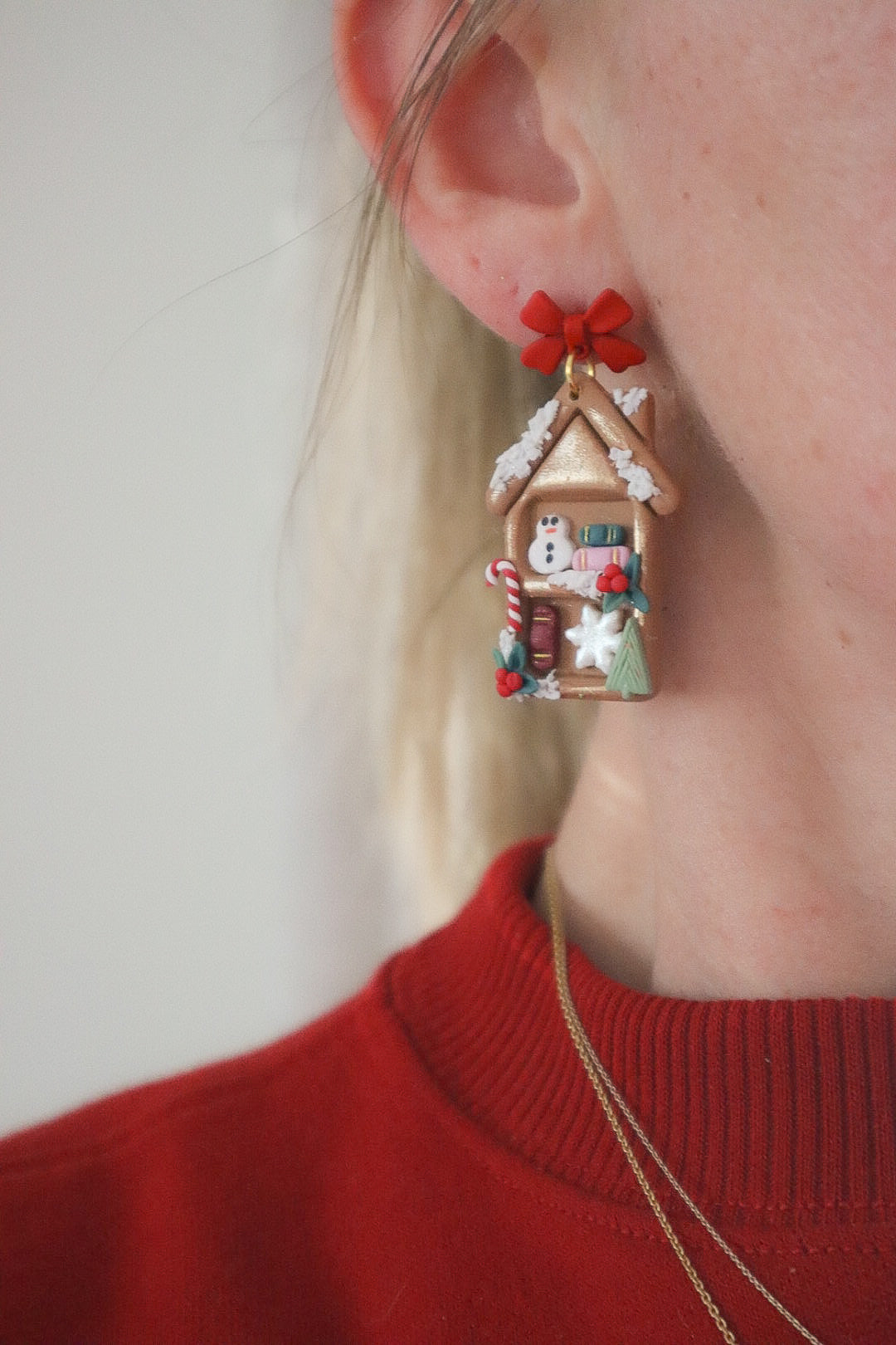 Holiday Gingerbread House Bookshelf